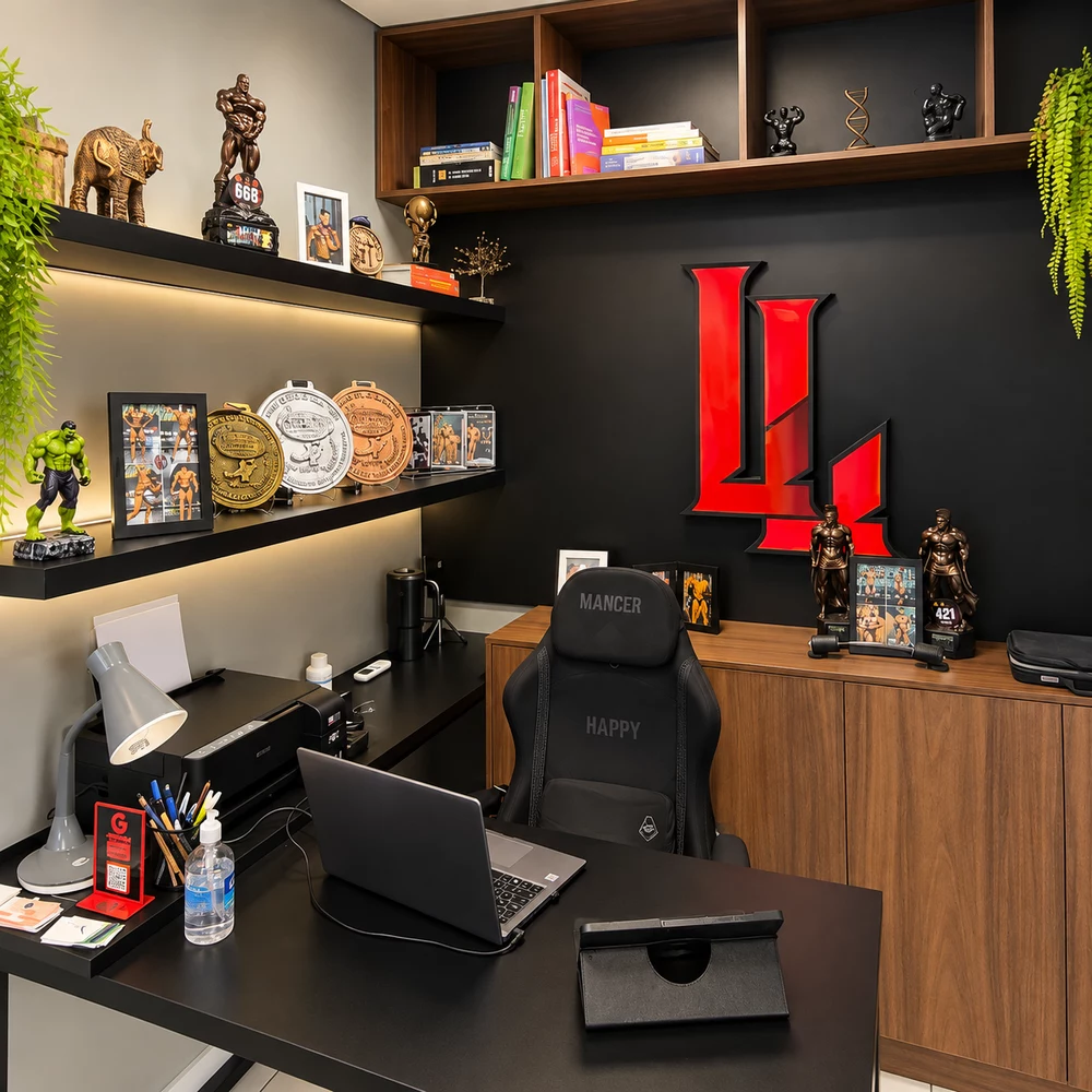 Consultório do Lucas Lemos, com mesa de atendimento e logo vermelho na parede